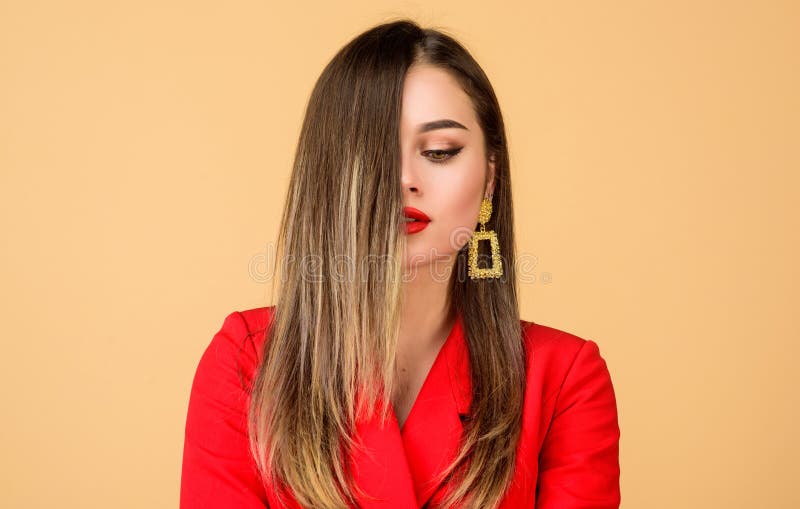 Balayage koloru włosiana technika Ładne kobiety makeup twarzy czerwieni wargi Kobiety odzieży wspaniali kolczyki Fryzura i obrazy stock Balayage koloru włosiana technika Ładne kobiety makeup twarzy czerwieni wargi Kobiety odzieży wspaniali kolczyki Fryzura i obrazy stock