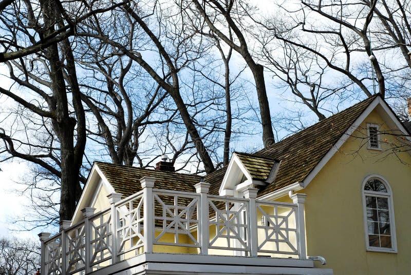 Casa Britânica Amarela Com Plantas Fora Das Janelas Imagem de Stock -  Imagem de estrada, vitoriano: 204969711