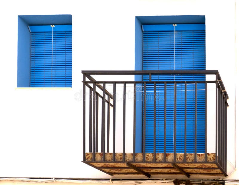 Balcon avec la porte et la fenêtre photo libre de droits Balcon avec la porte et la fenêtre photo libre de droits