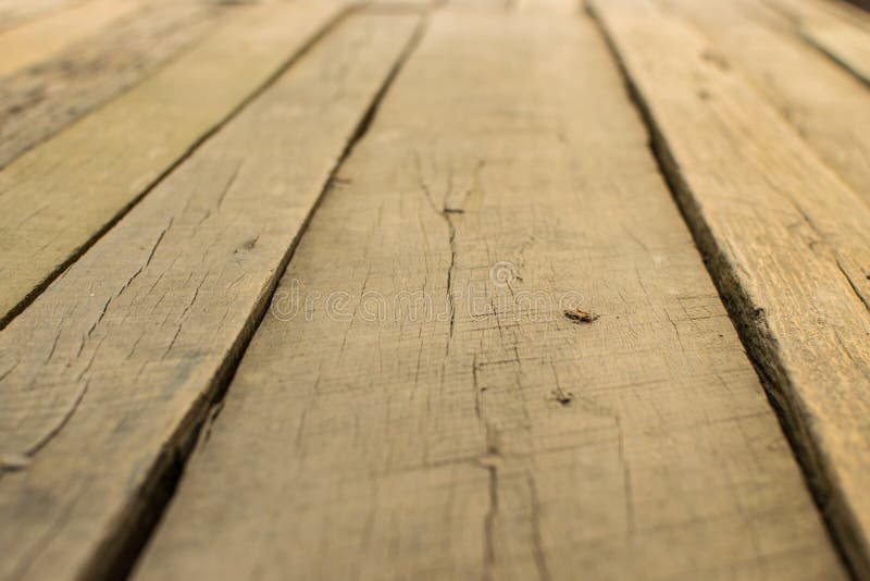 Balcon en bois avec de beaux conseils en bois bruns photo libre de droits Balcon en bois avec de beaux conseils en bois bruns photo libre de droits