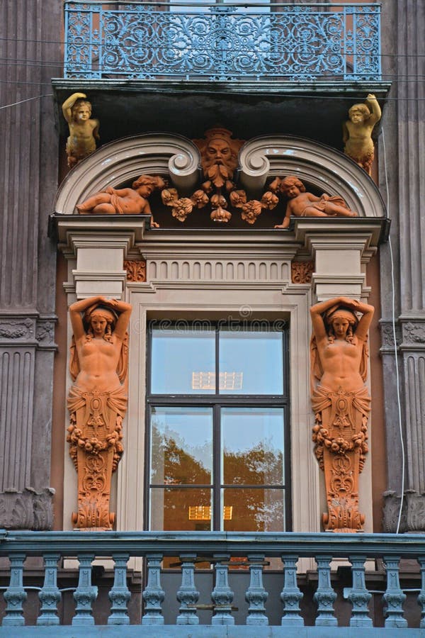 Balcon med statyer av huset av den handels- Utin i St Petersburg, Ryssland royaltyfri fotografi Balcon med statyer av huset av den handels- Utin i St Petersburg, Ryssland royaltyfri fotografi