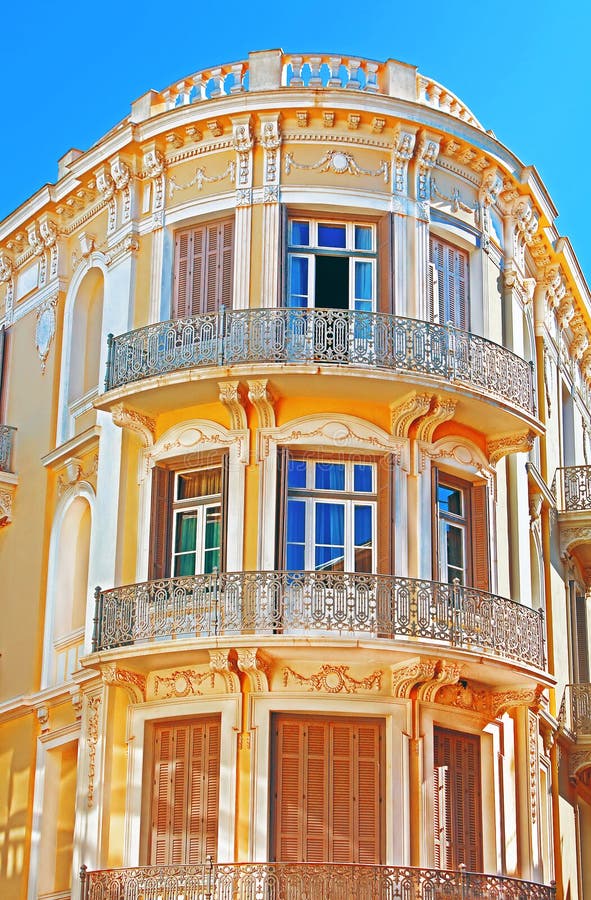 Balcon sur le coin du bâtiment à Athènes image stock Balcon sur le coin du bâtiment à Athènes image stock