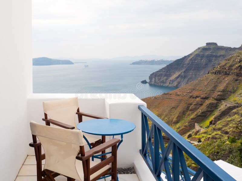 Balcone con la vista in Santorini immagini stock libere da diritti Balcone con la vista in Santorini immagini stock libere da diritti
