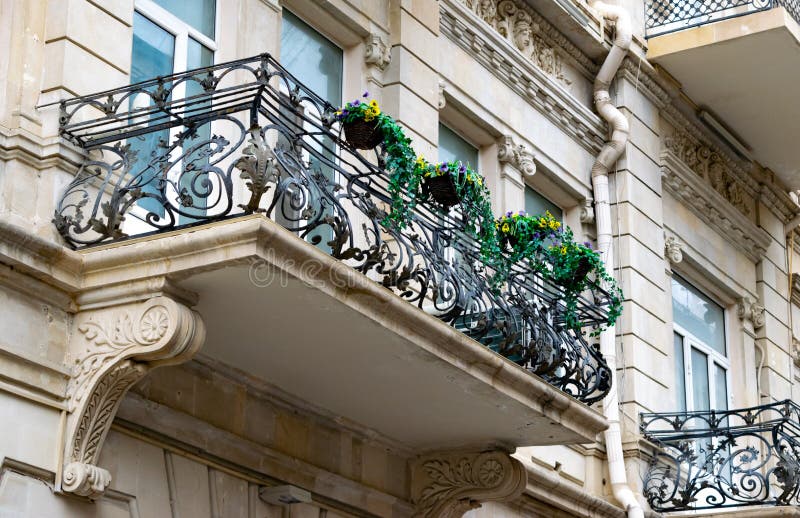 Balcone fiorito in una via della citt? Vasi da fiori e piante della casa sul balcone Balcone classico di stile con i fiori fotografia stock libera da diritti Balcone fiorito in una via della citt? Vasi da fiori e piante della casa sul balcone Balcone classico di stile con i fiori fotografia stock libera da diritti