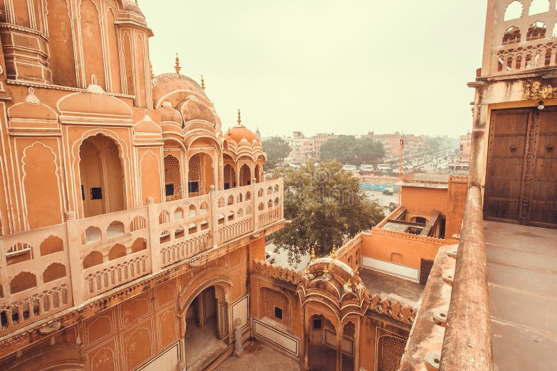 Balcones y torres tallados de Hawa Mahal - palacio de los vientos construidos en 1799 en Jaipur, capital de Rajasthán de la India foto de archivo libre de regalías Balcones y torres tallados de Hawa Mahal - palacio de los vientos construidos en 1799 en Jaipur, capital de Rajasthán de la India foto de archivo libre de regalías