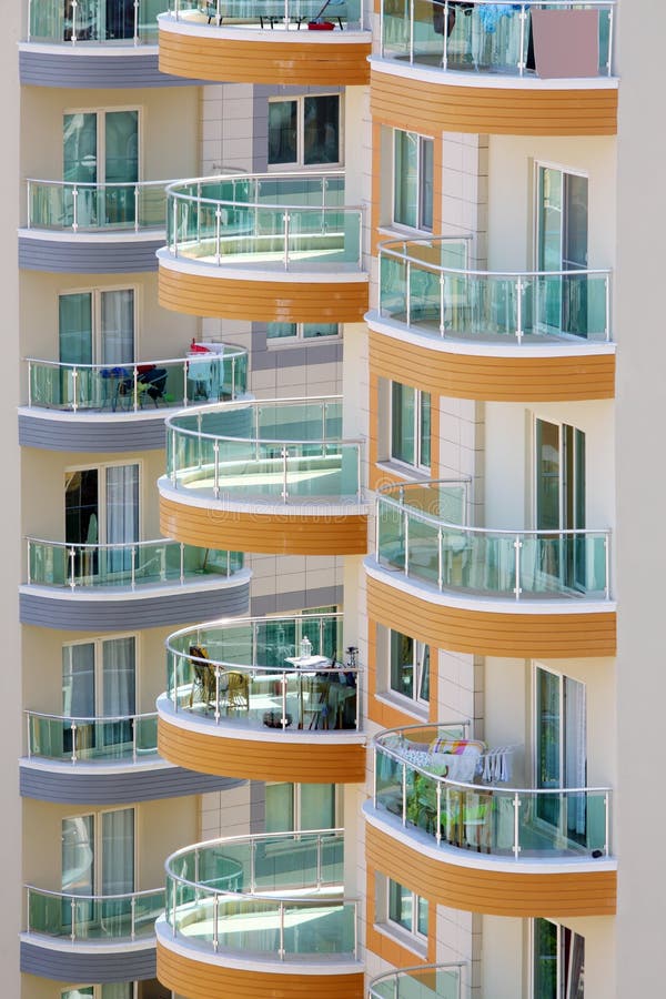Balconi degli edifici alti con le inferriate di vetro