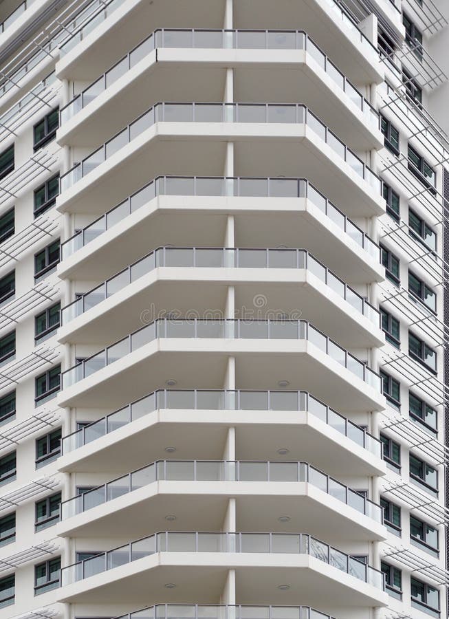 Balconi su un edificio per uffici