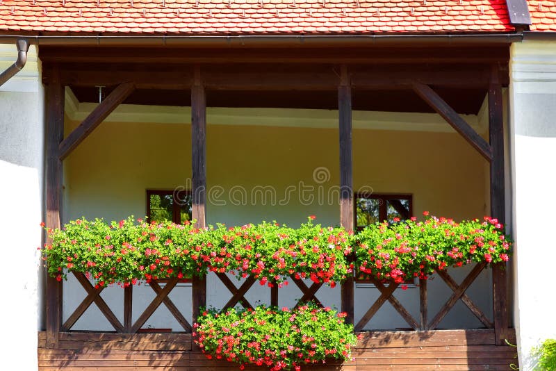 Balkon s jasnými květinami ve středověkém hradu Červený Kameň nedaleko obce Častá, Slovensko