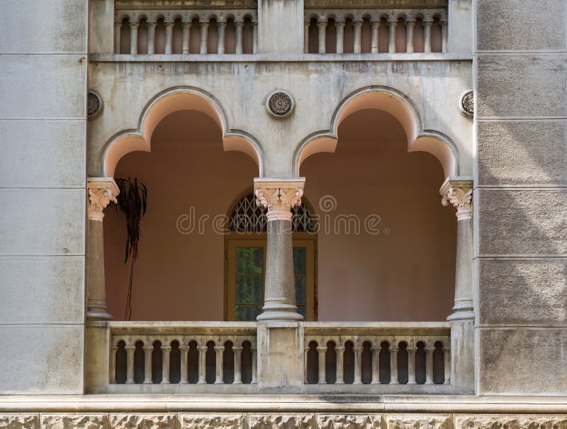 Balcón antiguo con arquitectura hermosa en el distrito viejo de la ciudad de Chernivtsi ucrania imagen de archivo Balcón antiguo con arquitectura hermosa en el distrito viejo de la ciudad de Chernivtsi ucrania imagen de archivo