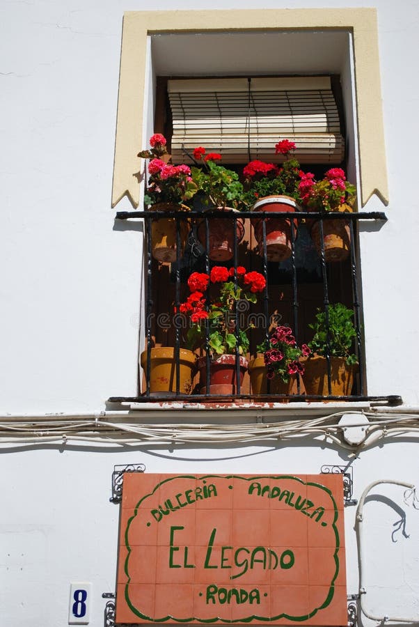 Balcón bonito con las parrillas del trabajo del hierro, Ronda, España foto de archivo Balcón bonito con las parrillas del trabajo del hierro, Ronda, España foto de archivo
