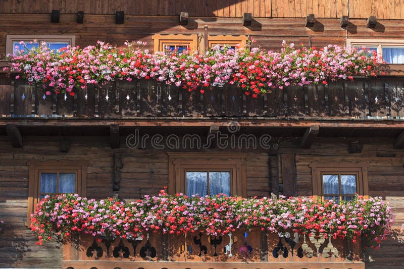 Balcón con los rectángulos de la flor imagenes de archivo Balcón con los rectángulos de la flor imagenes de archivo