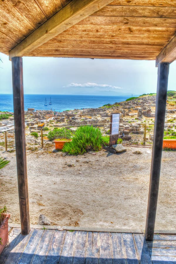 Baldacchino di legno dal mare in Tharros immagine stock libera da diritti Baldacchino di legno dal mare in Tharros immagine stock libera da diritti