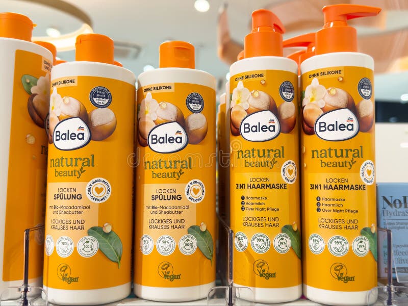Balea Natural Beauty haarproducten uitgestald in de winkel royalty-vrije illustratie