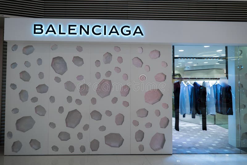 Imperativo ella es espiral Balenciaga Fashion Boutique Display Window. Hong Kong Editorial Photography  - Image of fashion, hong: 62096467