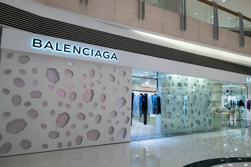 Fobia transatlántico áspero Balenciaga Fashion Boutique Display Window. Hong Kong Editorial Stock Image  - Image of couture, haute: 62096504