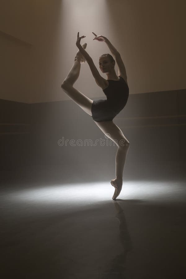 Balerina w czarnym leotard obraz stock Balerina w czarnym leotard obraz stock