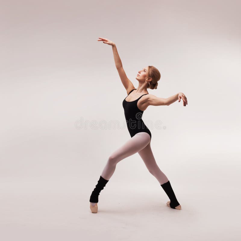 Balerina w czarnym stroju pozuje na palec u nogi obraz stock Balerina w czarnym stroju pozuje na palec u nogi obraz stock