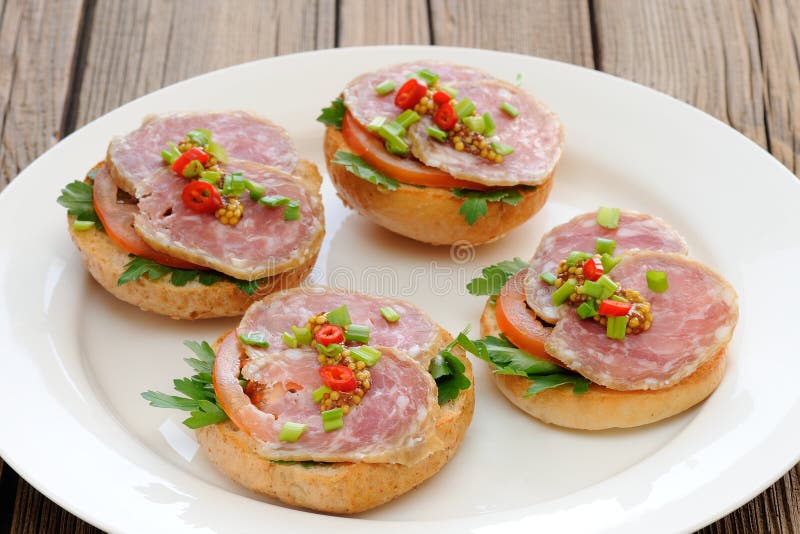 Baleron kanapki z chili, pietruszką i scallion na bielu talerzu, zdjęcia stock Baleron kanapki z chili, pietruszką i scallion na bielu talerzu, zdjęcia stock