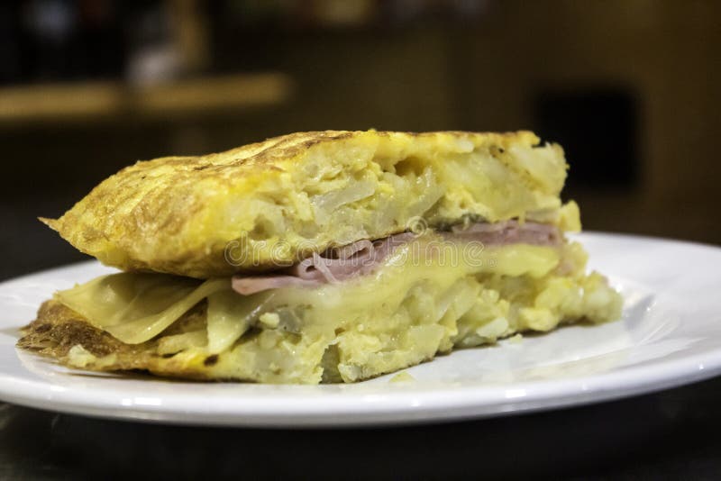 Baleronu i sera omlet faszerujący obraz stock Baleronu i sera omlet faszerujący obraz stock