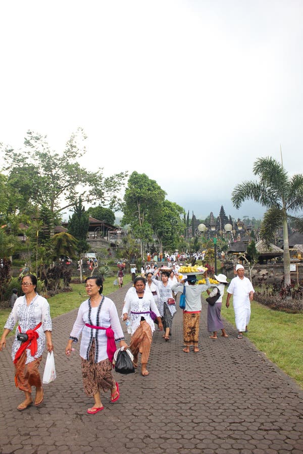 BALI - 17 DE OCTUBRE: Mujeres no identificadas Ca del pueblo imagen de archivo BALI - 17 DE OCTUBRE: Mujeres no identificadas Ca del pueblo imagen de archivo