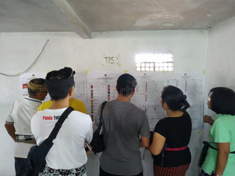 BALI/INDONESIA- 17 AVRIL 2019 : Vote de personnes de Balinese pour le président et le parlement 2019 Ils vont à l'utilisation d photo stock BALI/INDONESIA- 17 AVRIL 2019 : Vote de personnes de Balinese pour le président et le parlement 2019 Ils vont à l'utilisation d photo stock