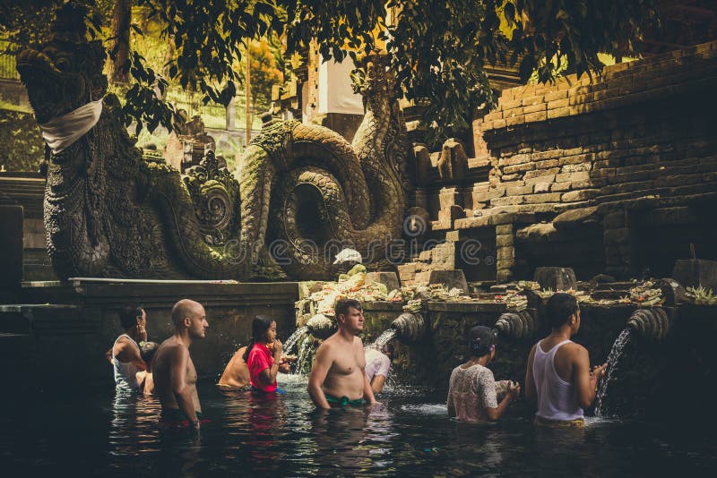 Bali Indonesia December 5 2017 Holy Spring Water People Praying 