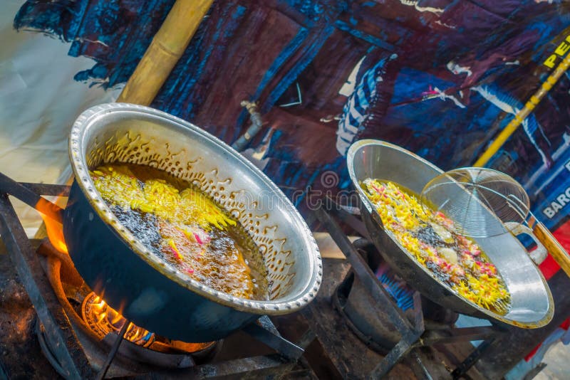 https://thumbs.dreamstime.com/b/bali-indonesia-march-cooking-frying-pan-dough-chapati-manmandir-blurred-background-102222120.jpg