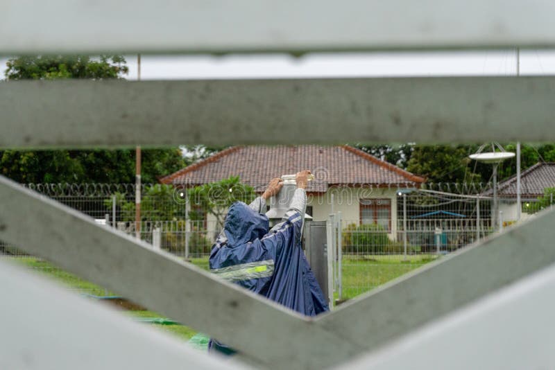 BALI/INDONESIA- 21 ΔΕΚΕΜΒΡΊΟΥ 2017: Ένας μετεωρολογικός παρατηρητής ελέγχει το μ στοκ εικόνες BALI/INDONESIA- 21 ΔΕΚΕΜΒΡΊΟΥ 2017: Ένας μετεωρολογικός παρατηρητής ελέγχει το μ στοκ εικόνες