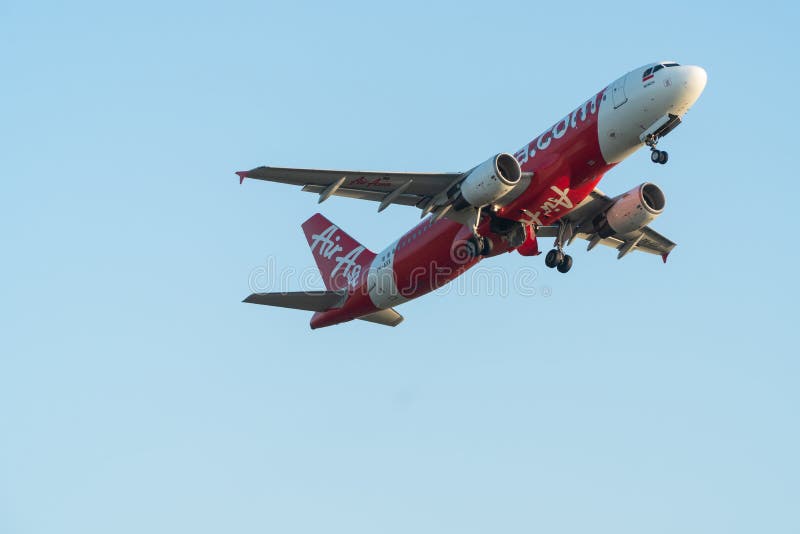 BALI/INDONESIA- 6 ΙΟΥΝΊΟΥ 2019: Ο αέρας Ασία, μια από τις αερογραμμές στην Ινδονησία, πετά πέρα από το μπλε ουρανό Το προσγειωμέν στοκ φωτογραφίες με δικαίωμα ελεύθερης χρήσης BALI/INDONESIA- 6 ΙΟΥΝΊΟΥ 2019: Ο αέρας Ασία, μια από τις αερογραμμές στην Ινδονησία, πετά πέρα από το μπλε ουρανό Το προσγειωμέν στοκ φωτογραφίες με δικαίωμα ελεύθερης χρήσης