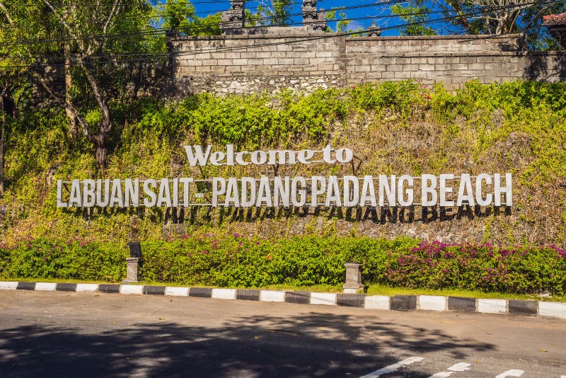 BALI INDONESIEN - MAJ 2018: InskriftPadang Padang strand, Bali ö royaltyfria foton BALI INDONESIEN - MAJ 2018: InskriftPadang Padang strand, Bali ö royaltyfria foton