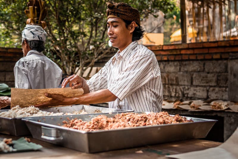BALI, INDONESIEN - 25. SEPTEMBER 2018: Männer, die für das Kochen des traditionellen Balineselebensmittels in einem berühmten Tem lizenzfreies stockfoto BALI, INDONESIEN - 25. SEPTEMBER 2018: Männer, die für das Kochen des traditionellen Balineselebensmittels in einem berühmten Tem lizenzfreies stockfoto