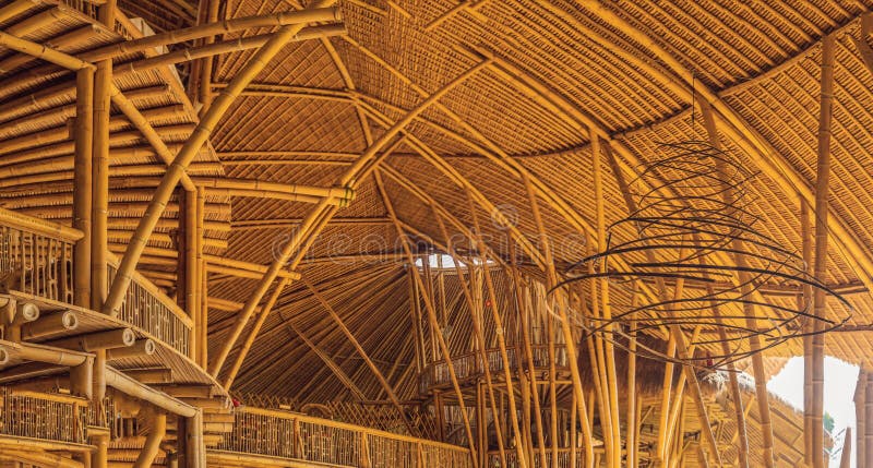 BALI INDONEZJA, MAJ, - 2018: Zielona Szkolna Bambusowa wioska, Tradycyjni domy budujący bambusem z poszycie dachem wewnątrz