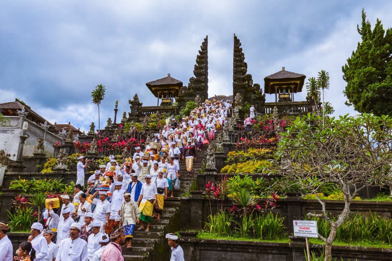 BALI INDONÉSIA - 26 DE ABRIL: Orações em Pura Besakih Temple em abril fotografia de stock BALI INDONÉSIA - 26 DE ABRIL: Orações em Pura Besakih Temple em abril fotografia de stock