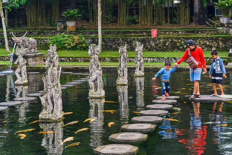 BALI-INSEL, INDONESIEN - 17. DEZEMBER 2017: Familie sind gehendes i stockfotografie BALI-INSEL, INDONESIEN - 17. DEZEMBER 2017: Familie sind gehendes i stockfotografie