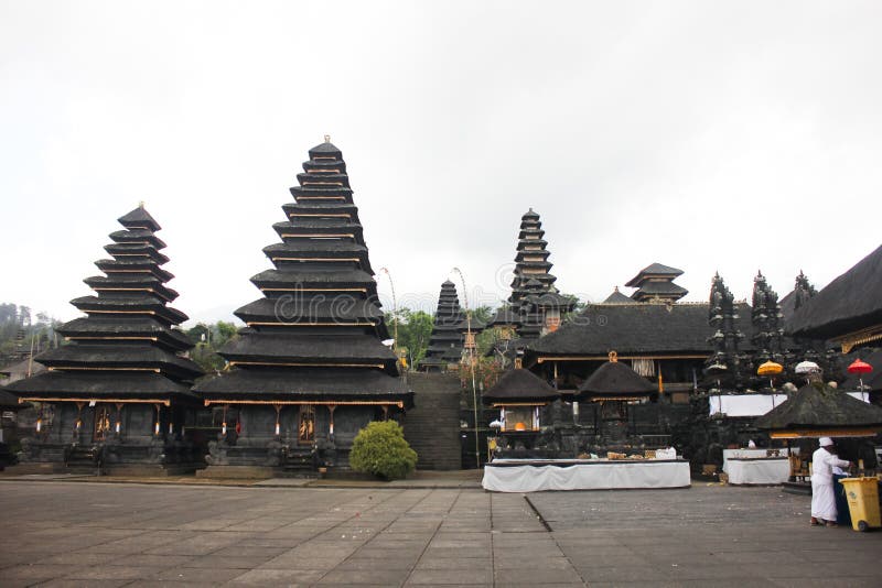BALI - 17 OTTOBRE: Turisti non identificati che visitano gli impiegati di Besakih immagini stock BALI - 17 OTTOBRE: Turisti non identificati che visitano gli impiegati di Besakih immagini stock