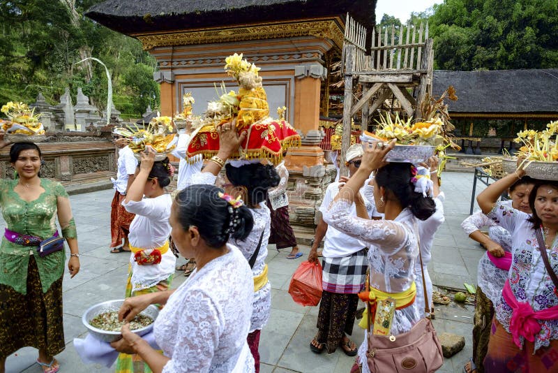 Balinese, der Vorbereitung für das Beten macht stockfotos Balinese, der Vorbereitung für das Beten macht stockfotos