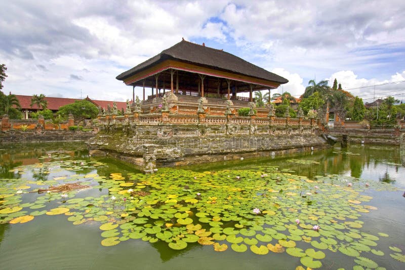 Flotante palacio, templo en,,,.