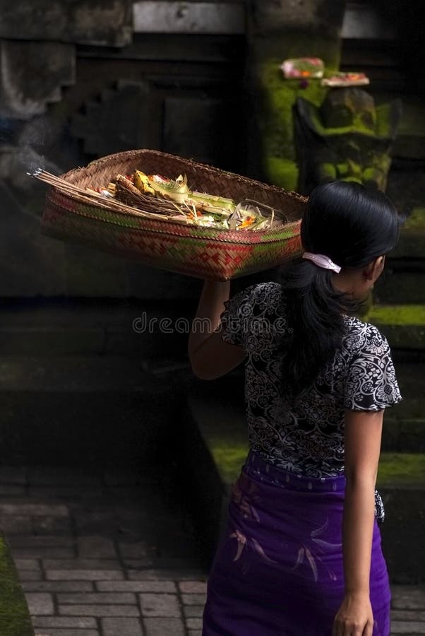 Balinesekvinna med handgjorda Offerings som ska lämnas på den hinduiska templet arkivbild Balinesekvinna med handgjorda Offerings som ska lämnas på den hinduiska templet arkivbild