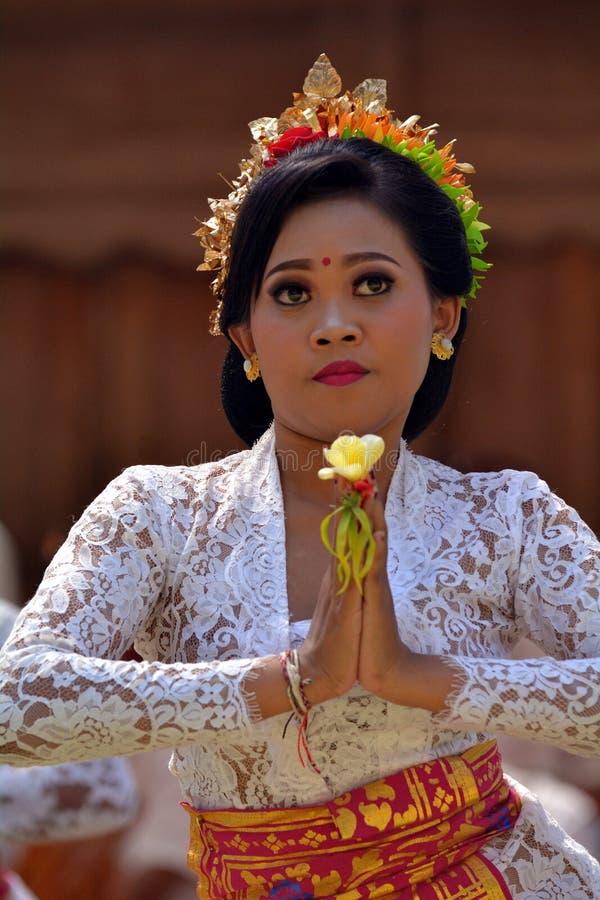Balinesische Frau  Tanzt Tari Pendet Tanz In Bali 