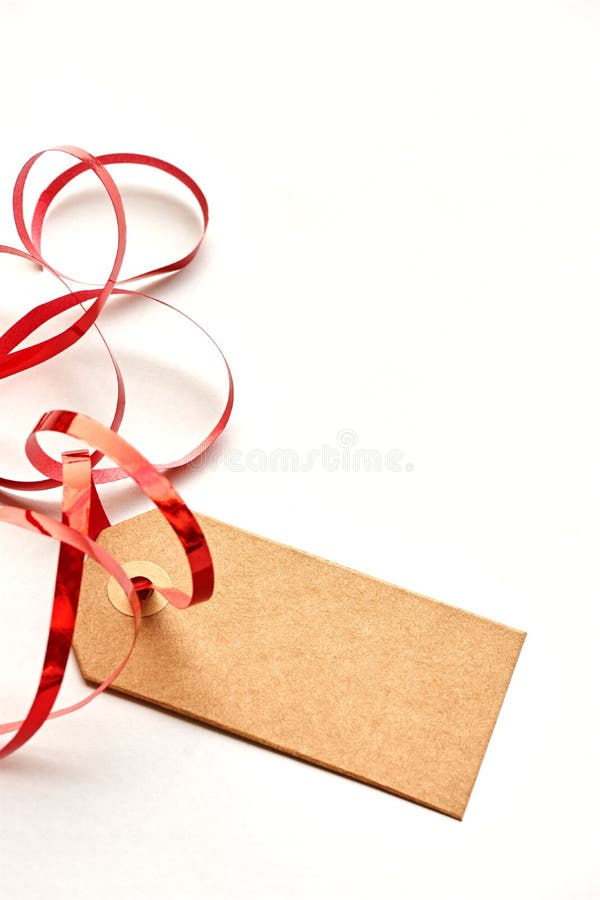 Balise-cadeau brun avec ruban rouge boule photographie stock Balise-cadeau brun avec ruban rouge boule photographie stock