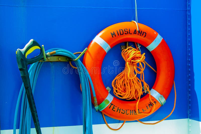 Balise de vie accrochant sur un bateau photos stock Balise de vie accrochant sur un bateau photos stock