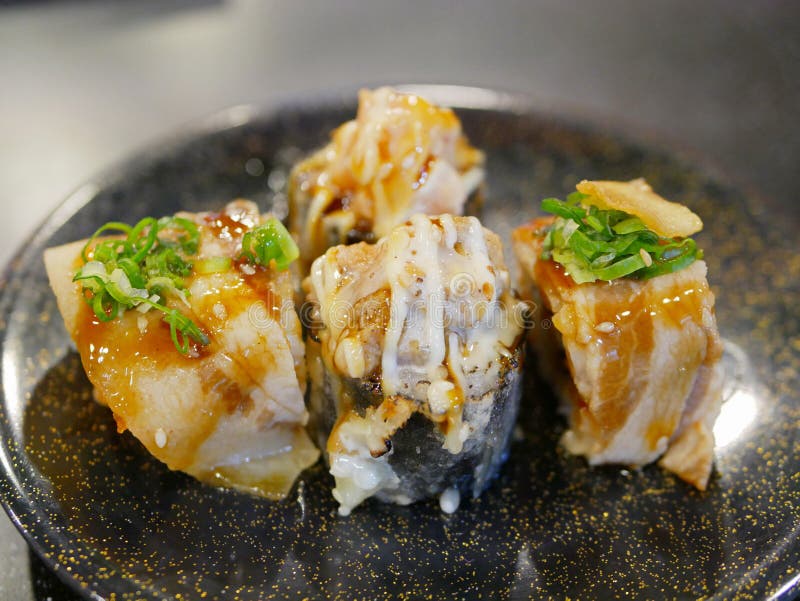 Balise et petits pains frits de maki d'algue de nori - a adapté les petits pains de sushi japonais pour employer d'autres ingrédi photos libres de droits Balise et petits pains frits de maki d'algue de nori - a adapté les petits pains de sushi japonais pour employer d'autres ingrédi photos libres de droits