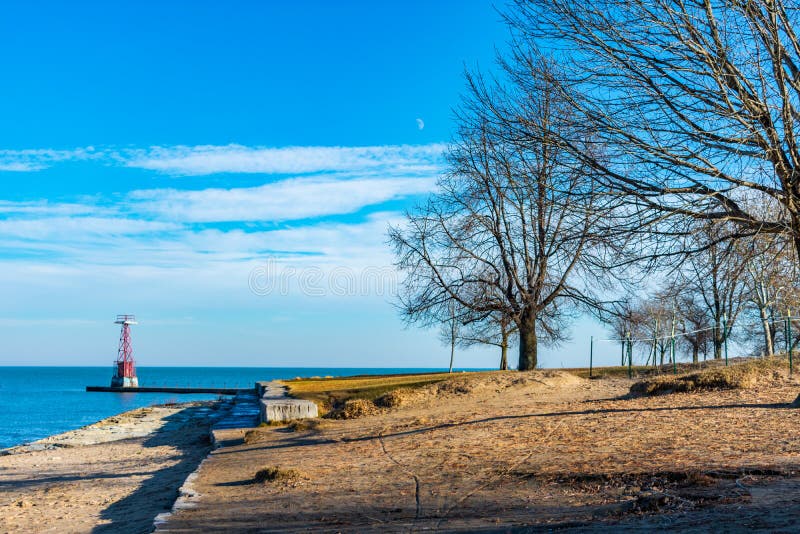 Balise légère sur le lac Michigan le long des rivages de la plage adoptive Chicago photographie stock libre de droits Balise légère sur le lac Michigan le long des rivages de la plage adoptive Chicago photographie stock libre de droits
