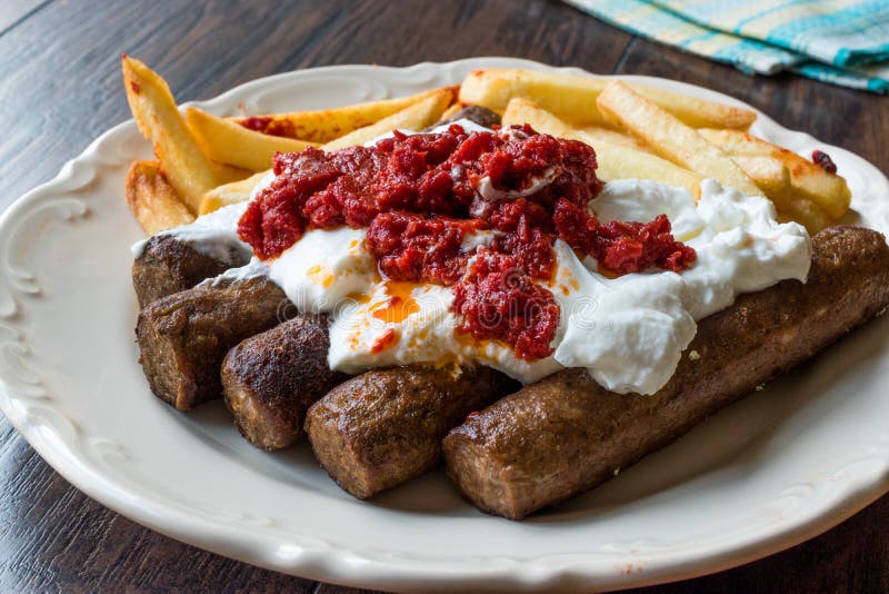 Balkan Cevapcici Kofta/Kofte-Kebab Mit Jogurt, Tomatensauce Und ...