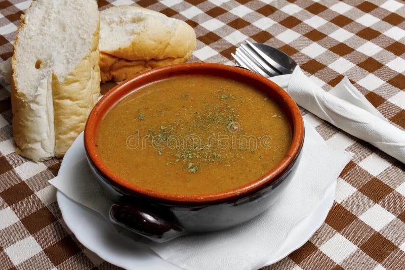 Balkan-Eintopfgericht in einer Schüssel mit Brot lizenzfreies stockfoto Balkan-Eintopfgericht in einer Schüssel mit Brot lizenzfreies stockfoto