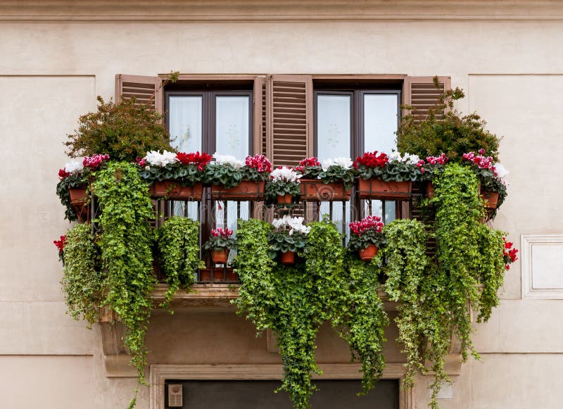 Balkon met bloemen stock afbeelding Balkon met bloemen stock afbeelding
