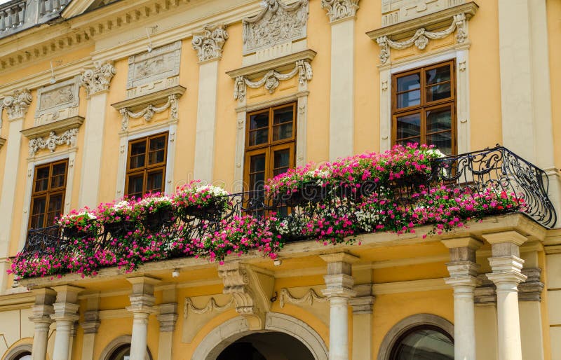 Balkon mit Blumen an einem historischen Gebäude in Košice lizenzfreies stockbild
