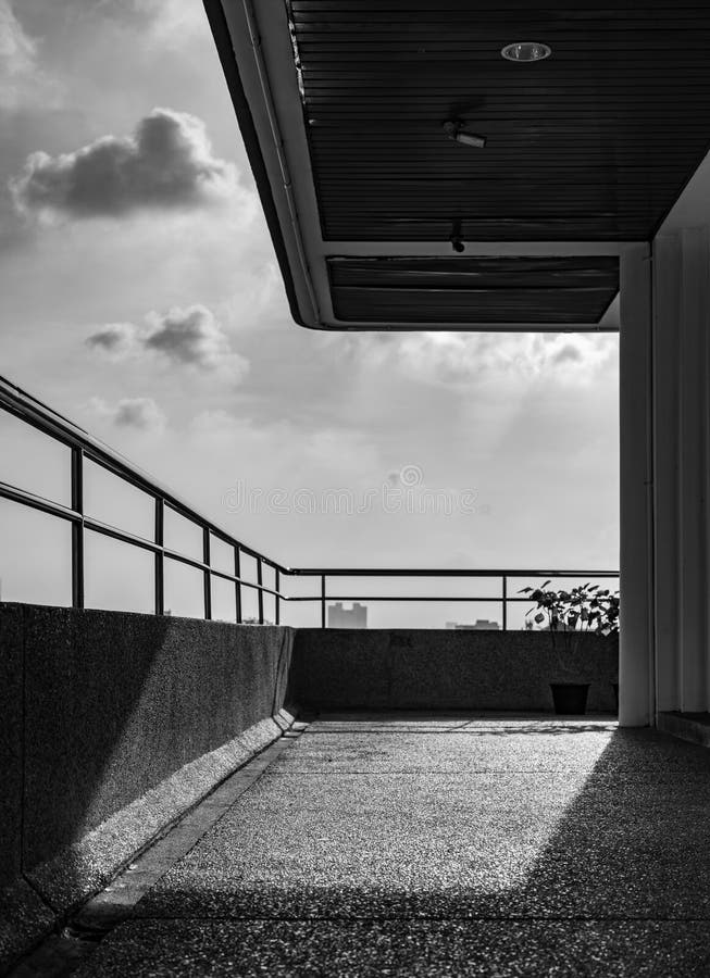 Balkong av modern arkitektur Modern terrass av lägenheten Utanf?r byggnaden Balkongen dekorerar med taklampan arkivfoto Balkong av modern arkitektur Modern terrass av lägenheten Utanf?r byggnaden Balkongen dekorerar med taklampan arkivfoto