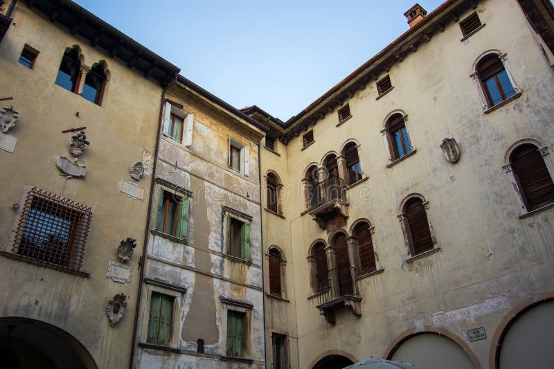 Balkons en gebouwen van venetiaanse oorsprong in het hart van de stad belluno in italië
