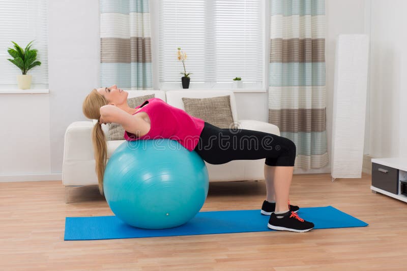 ball exercising fitness woman στοκ φωτογραφία με δικαίωμα ελεύθερης χρήσης ball exercising fitness woman στοκ φωτογραφία με δικαίωμα ελεύθερης χρήσης